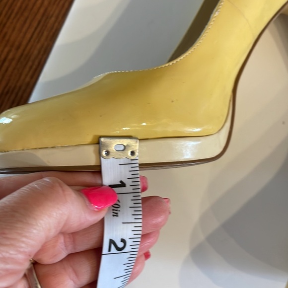 BCBGeneration women’s light yellow patent slight round toe pumps platform 9B - Picture 7 of 12